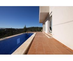 Casa con carácter, vistas a la montaña y piscina privada en Olivella