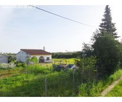 Casa, nave y parcela de 2.716 M2 a pocos metros de la carretera y de la A-49.