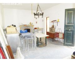 Casa, nave y parcela de 2.716 M2 a pocos metros de la carretera y de la A-49.