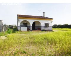 Casa, nave y parcela de 2.716 M2 a pocos metros de la carretera y de la A-49.