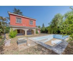 Oportunidad Única en Palomares del Río: Chalet con Gran Potencial