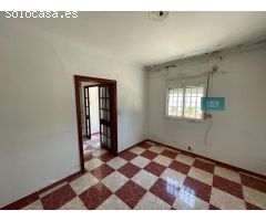 Casa de una sola planta en esquina en Caño Ronco – Camas (Sevilla)