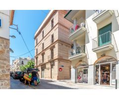 OPORTUNIDAD!!  Edificio situado a tan solo 70 metros de la playa principal de l’Escala.