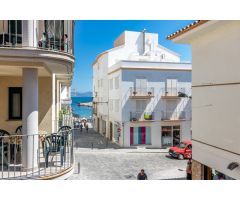 OPORTUNIDAD!!  Edificio situado a tan solo 70 metros de la playa principal de l’Escala.