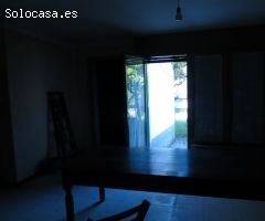 Vivienda con acceso a local comercial