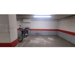 Plaza de garaje para coche pequeño/mediano o 2 motos.