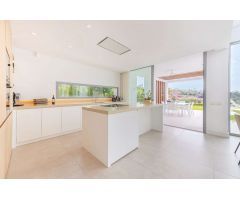 PRECIOSA VILLA EN SANTA CLARA GOLF, Marbella CON ESPECTACULARES VISTAS AL GOLF Y AL MAR