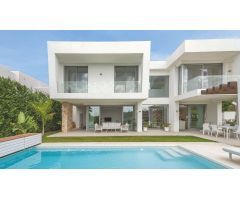 PRECIOSA VILLA EN SANTA CLARA GOLF, Marbella CON ESPECTACULARES VISTAS AL GOLF Y AL MAR
