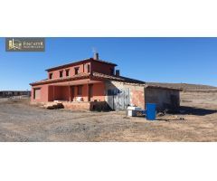 CHALET EN CARRETERA CELADAS