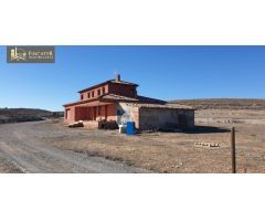 CHALET EN CARRETERA CELADAS