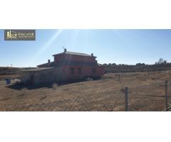 CHALET EN CARRETERA CELADAS