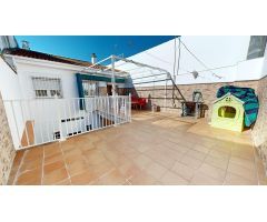 MAGNIFICA CASA, SITUADA EN LA BARRIADA DEL ZUMBACON, CON DOS PLANTAS