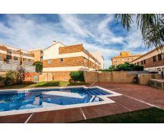 ???? ¡Bienvenidos a esta impresionante casa esquinera tipo adosado! ????