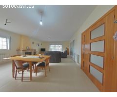 Chalet con piscina y con gran garaje