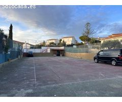 Terreno muy céntrico con garaje y piscina