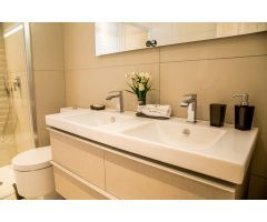 Exclusivo ático de 3 dormitorios en Benahavis con vistas al mar y la montaña