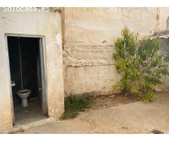 AMPLIO BAJO SITUADO EN ZONA CENTRO DEL PUEBLO CON AMPLIAS SUPERFICIES Y MUCHAS POSIBILIDADES !!!