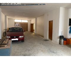 AMPLIO BAJO SITUADO EN ZONA CENTRO DEL PUEBLO CON AMPLIAS SUPERFICIES Y MUCHAS POSIBILIDADES !!!