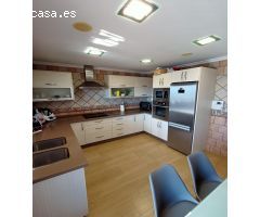 MAGNÍFICO CHALET SITUADO EN LA MEJOR URBANIZACIÓN DE LOJA CON AMPLIAS ESTANCIAS Y PISCINA !!!!