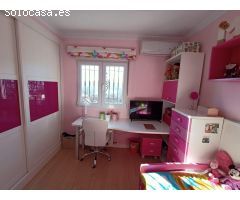 MAGNÍFICO CHALET SITUADO EN LA MEJOR URBANIZACIÓN DE LOJA CON AMPLIAS ESTANCIAS Y PISCINA !!!!
