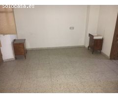 VENTA DE CASA EN ZONA MUY CÉNTRICA DE HUETOR TAJAR CON MUY BUENAS VISTAS E ILUMINACIÓN. SUP.403m2.