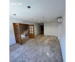 CASA PAREADA EN ZONA URBANIZACIÓN DE VENTA NUEVA CON AMPLIAS SUPERFICIES Y GARAJE  INCLUIDO !!!