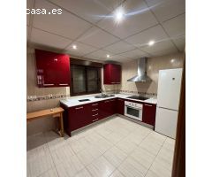 CASA PAREADA EN ZONA URBANIZACIÓN DE VENTA NUEVA CON AMPLIAS SUPERFICIES Y GARAJE  INCLUIDO !!!