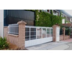 MAGNÍFICA NAVE INDUSTRIAL SITUADA EN EL POLIGONO DE LA CATALANA CON AMPLIAS SUPERFICIES !!!