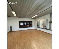 MAGNÍFICA NAVE INDUSTRIAL SITUADA EN EL POLIGONO DE LA CATALANA CON AMPLIAS SUPERFICIES !!!