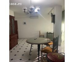 AMPLIO Y LUMINOSO PISO SITUADO EN PLENO CENTRO DEL PUEBLO CON TRES AMPLIOS DORMITORIOS Y DOS BAÑOS !