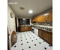 AMPLIO Y LUMINOSO PISO SITUADO EN PLENO CENTRO DEL PUEBLO CON TRES AMPLIOS DORMITORIOS Y DOS BAÑOS !