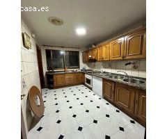 AMPLIO Y LUMINOSO PISO SITUADO EN PLENO CENTRO DEL PUEBLO CON TRES AMPLIOS DORMITORIOS Y DOS BAÑOS !