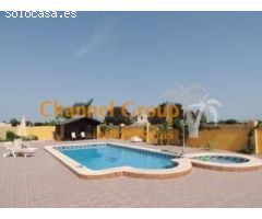 SE VENDE FANTASTICO CHALET CON PISCINA EN CATRAL !!!!