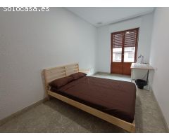SE ALQUILA HABITACIONES- POR HABITACIONES- PISO ZONA PISOS AZULES