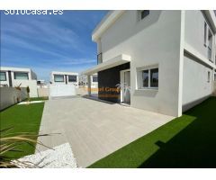 VILLA DE ESTILO MODERNO CON PISCINA EN GRAN ALACANT