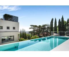 Villa de diseño moderno con jardín tropical y vistas panorámicas