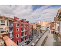 Un refugi al centre de Manresa: jardí, piscina i espai per a tot el que et fa feliç