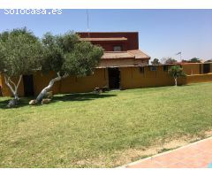 CASA de 4 habitaciones y 2 baños (250 mt2) (zona: CARMONA)