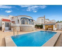 Villa de estilo mediterráneo con piscina privada en Ciudad Quesada