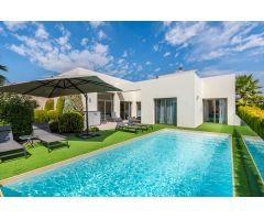 ¡Villa de lujo moderna con piscina privada y gran potencial de alquiler en Benijofar!