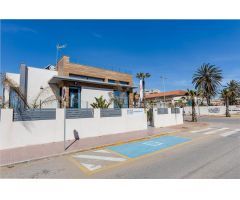 FANTASTICA VILLA MEDITERRANEA A 60 m DE LA PLAYA Y CON VISTAS AL MAR!!!