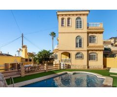 Chalet de 5 dormitorios y piscina privada en La Florida