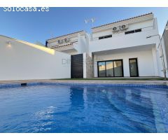 Villa nueva a estrenar con piscina privada a solo 500 metros de la playa en San Pedro del Pinatar