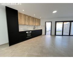 Villa nueva a estrenar con piscina privada a solo 500 metros de la playa en San Pedro del Pinatar