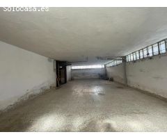 Local comercial, anteriormente bar, sin licencia vigente.