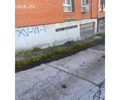 Parcela de garaje con trastero en la parte trasera cerrado.