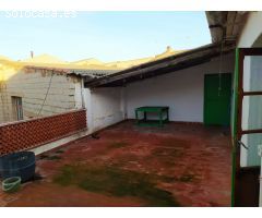 Piso con un bajo hecho vivienda y garaje.