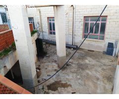 Piso con un bajo hecho vivienda y garaje.