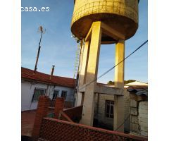 Piso con un bajo hecho vivienda y garaje.