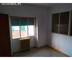 Piso con un bajo hecho vivienda y garaje.
